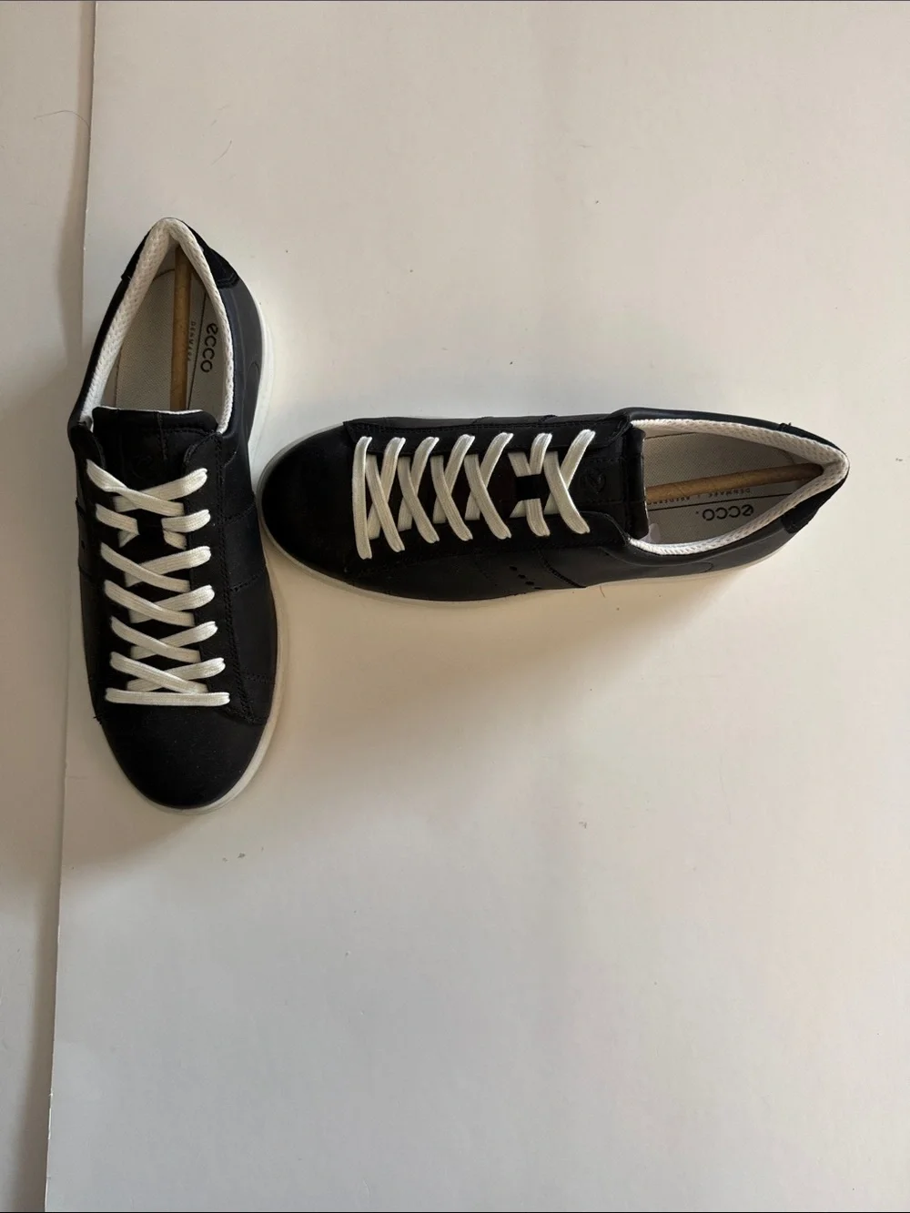 NWT ECCO WOMEN’S BLACK PADDED STREET LITE ROUND TOE LEATHER SNEAKER, 9/EU 40